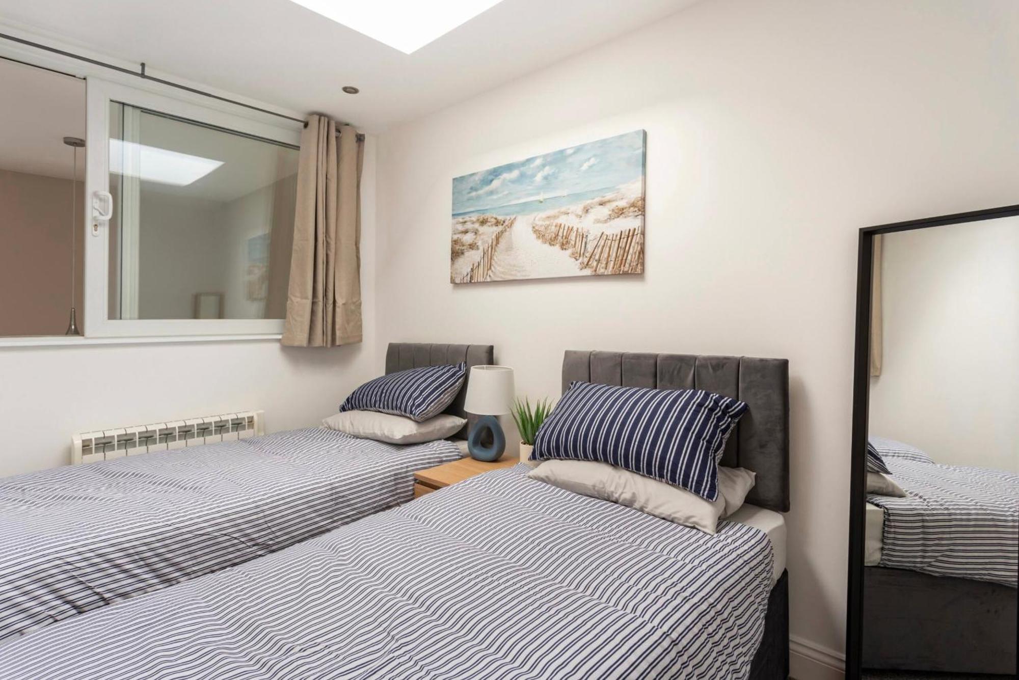 Beautiful 2 Bed Apartment Just Steps To The Beach 웨이머스만 외부 사진